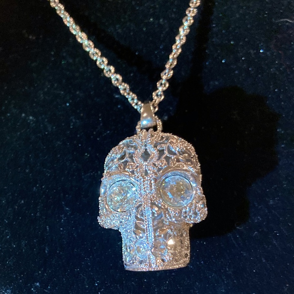 Alexander McQueen Crystal Scull Pendant Necklace. - Picture 3 of 13